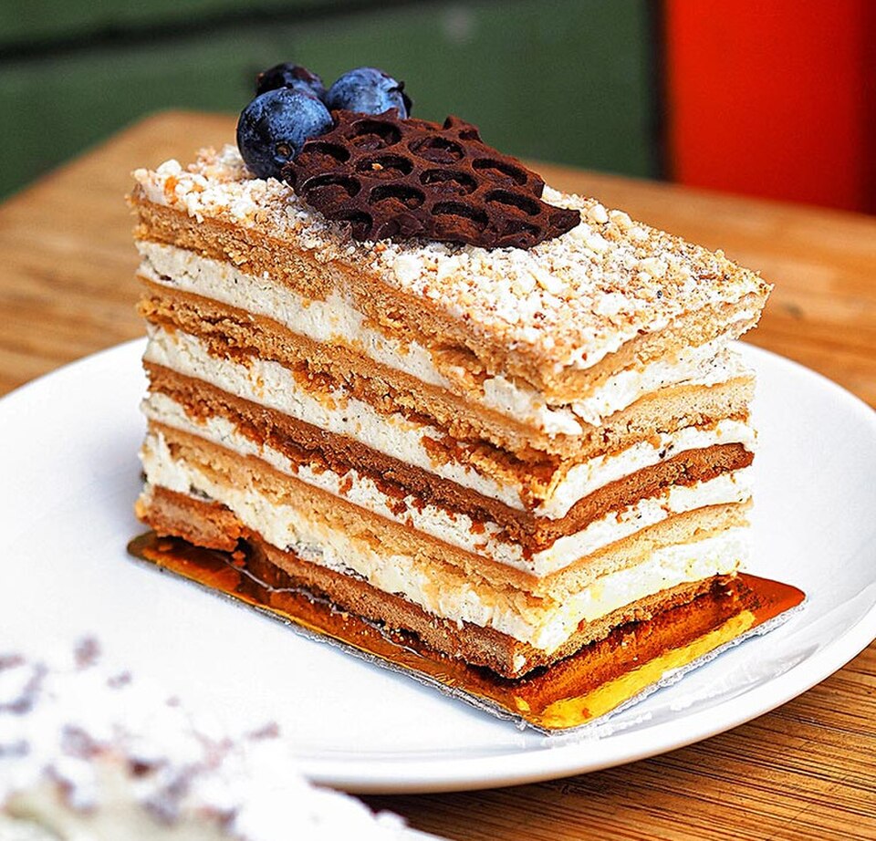 Medovik, gâteau russe traditionnel au miel avec plusieurs couches de biscuit et de crème