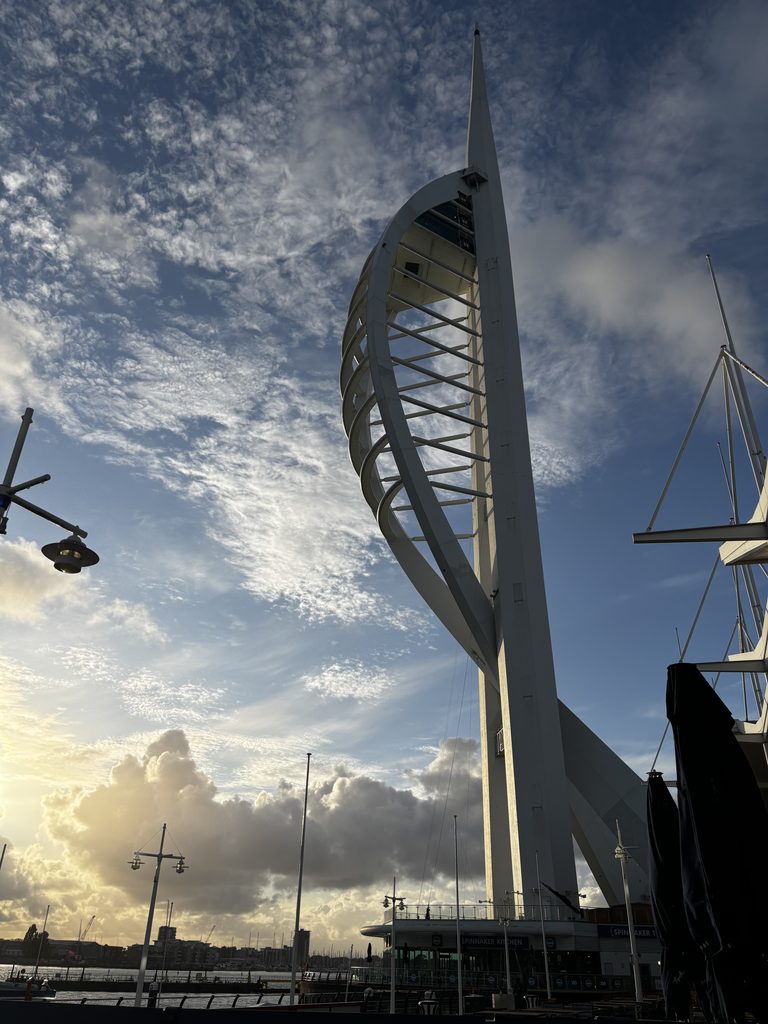 La Spinnaker Tower, monument incontournable de Portsmouth, qui s'élève au dessus du port sous un ciel nuageux. 