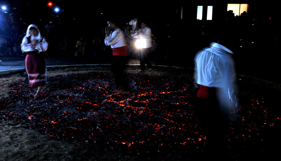 Danse du feu des Nestinari sur les braises en Bulgarie