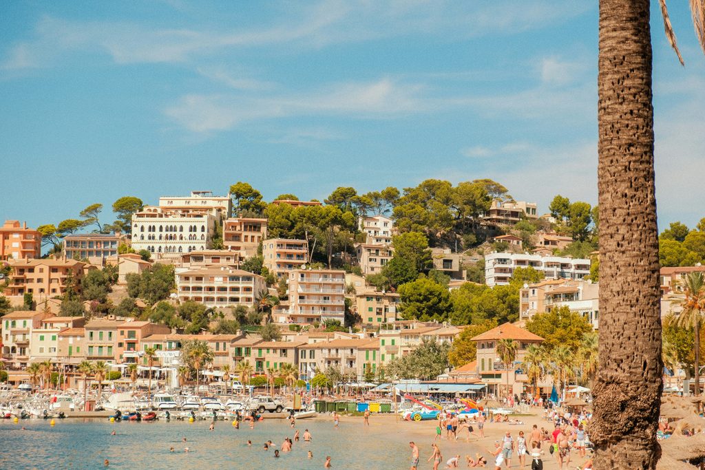 Plage Espagne avec Village de maisons colorées et palmier