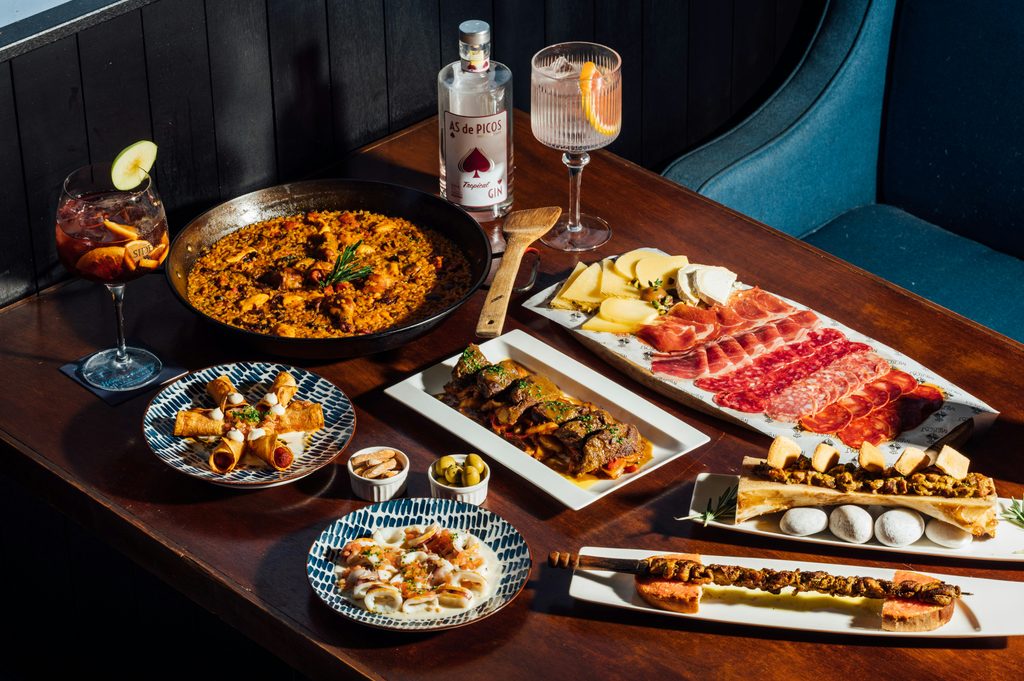 Table de plats espagnols: paella, jambon ibérique, fromages et tapas 