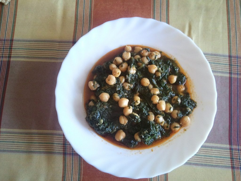Plat d'épinards aux pois chiches, une spécialité de la cuisine andalouse