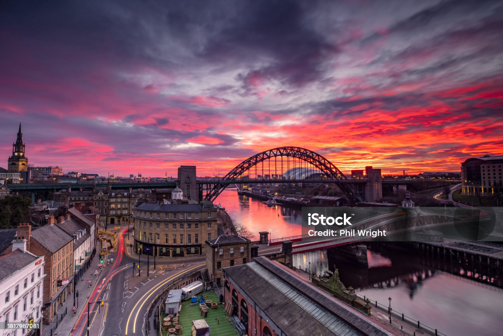 Vue sur le Quayside de la ville de Newcastle au couché du soleil avec dans le fond le fameux Millenium Bridge