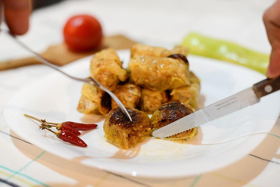 Sarmale roumains servis avec de la polenta et de la crème fraîche Piment sarma sarmale Roumanie Plat gastronomie tradition traditionnel