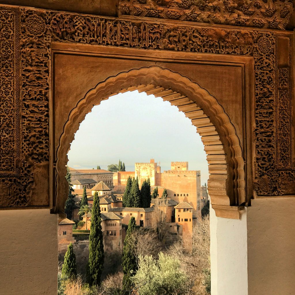 L'Alhambrada de Grenada en Andalousie, vue à travers une arche