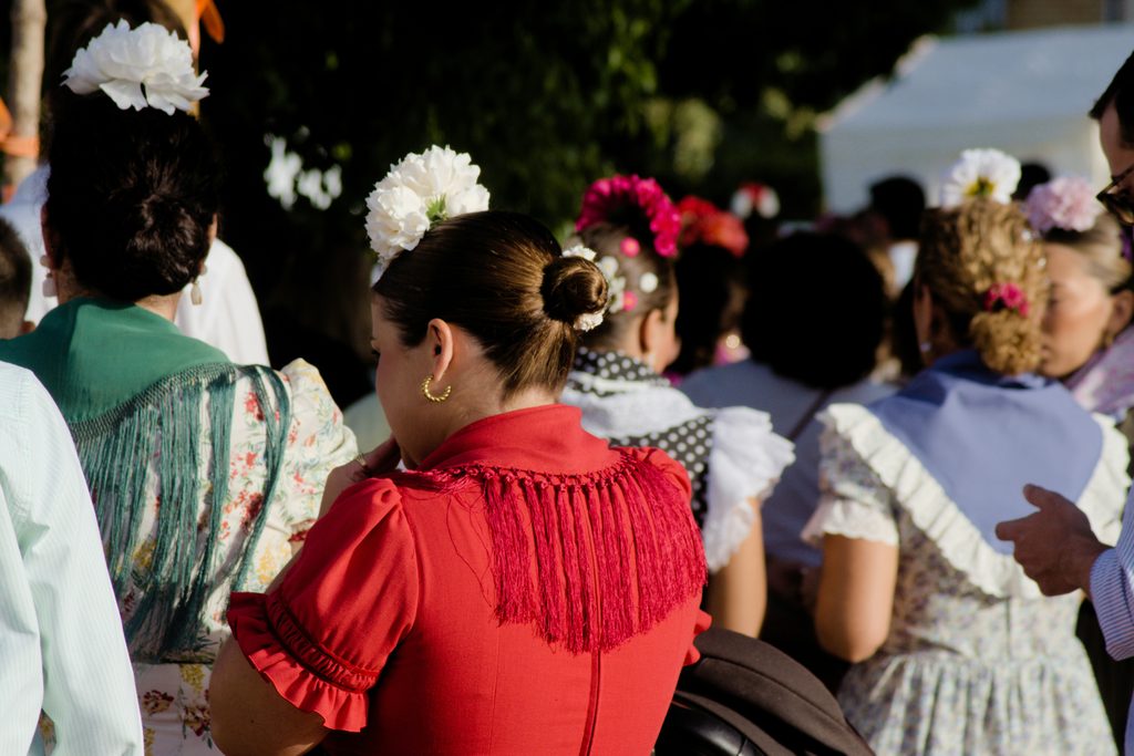 Femmes en tenues traditionnelles lors de la Feria d'Avril à Séville

