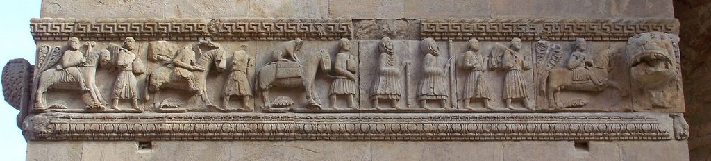 Bas relief de pélerins au moyen age sur la Via Francigena