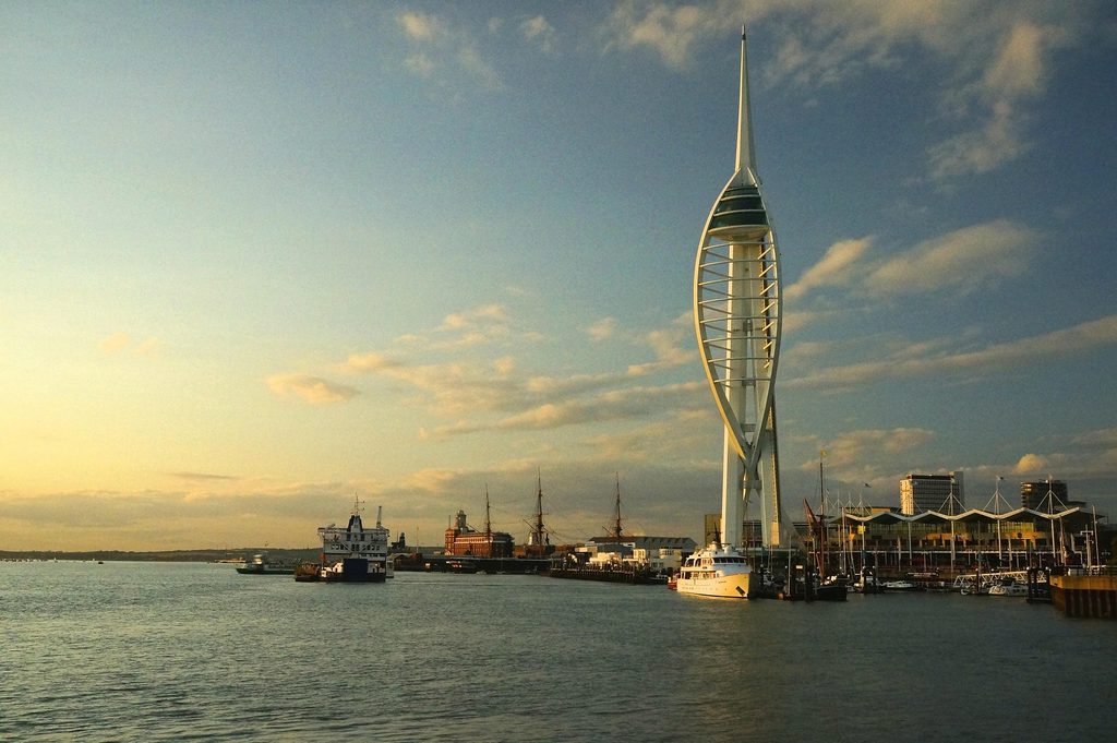 Vue du port de Portsmouth et de la Spinnaker Tower au coucher du soleil, en Angleterre. 