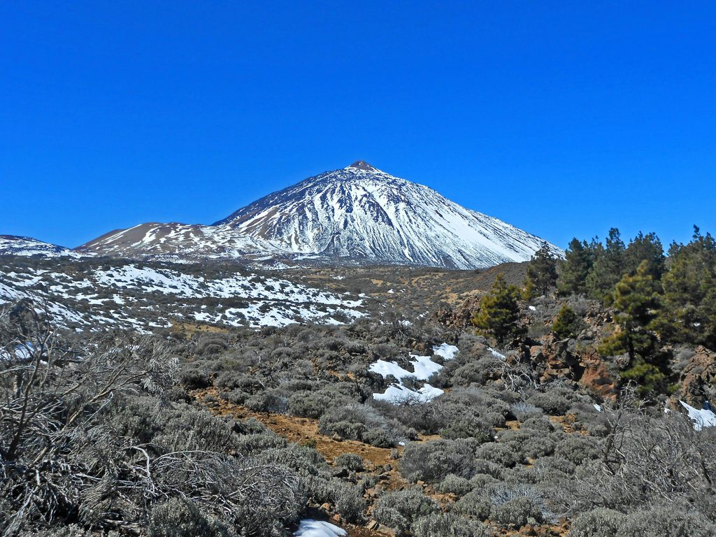 Le Teide enneigé sur L'île de Tenerife , en Espagne 