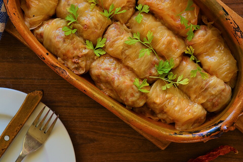 Sarmale roumains servis avec de la polenta sarma sarmale Roumanie Gastronomie